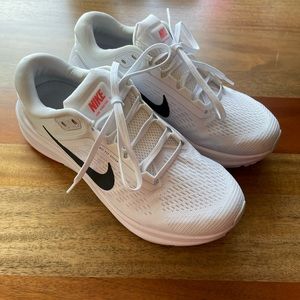 Like New pink white and black Nike zoom structure 24 women’s size 7.5 running
